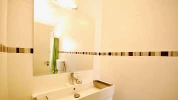 Douche, serviettes fournies, savon, papier toilette