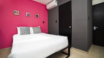 Habitación económica, sin ventanas | Muebles diferentes, wifi gratis y ropa de cama