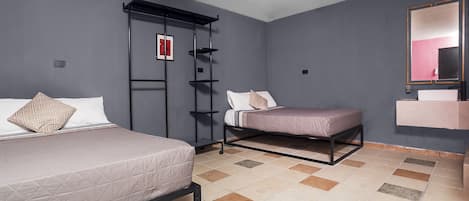 Habitación doble económica, 2 camas matrimoniales, sin ventanas | Muebles diferentes, wifi gratis y ropa de cama