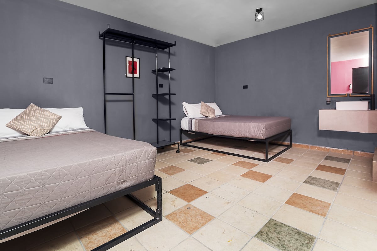 Muebles diferentes, wifi gratis y ropa de cama