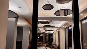 2 restaurantes; se sirve desayuno, almuerzo, cena y brunch