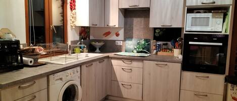 Jääkaappi, mikroaaltouuni, uuni, astianpesukone