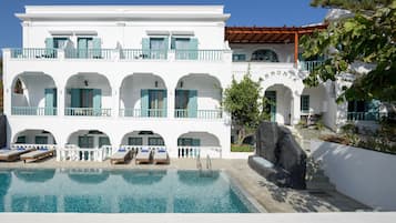 Una piscina al aire libre de temporada (de 09:00 a 20:00), sombrillas