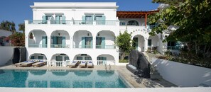 Seasonal outdoor pool, open 9:00 AM to 8:00 PM, pool umbrellas - Armonia (Santorini)