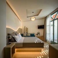 Decoración personalizada, muebles diferentes y cortinas blackout 