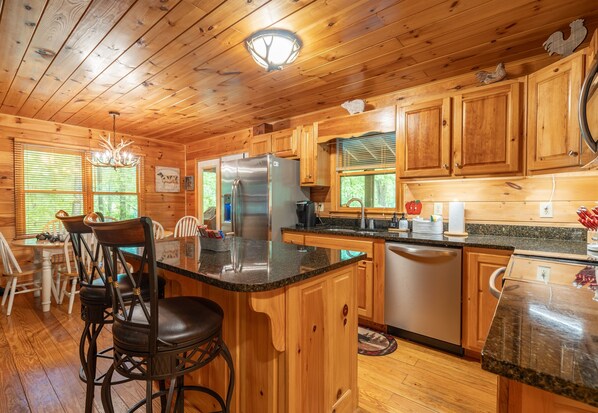 Jääkaappi, mikroaaltouuni, uuni, liesi