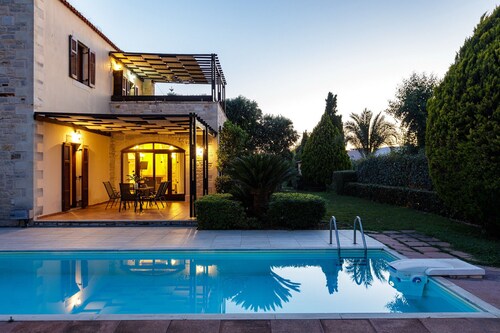 Villa Mera,pool,near the  beach & all amenities
