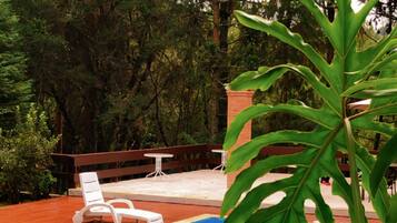 Una piscina al aire libre, sombrillas, tumbonas