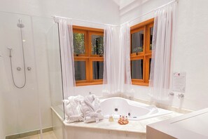 Premium Chalet | Bathroom | Designer toiletries, hair dryer, towels, soap - Pousada o Cantinho da Raposa (Camanducaia)