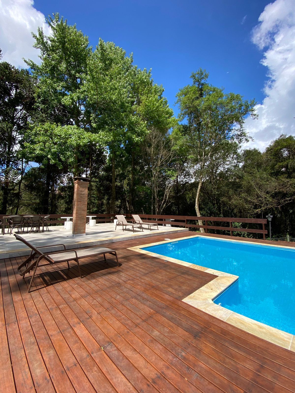 Piscina externa, guarda-sóis, espreguiçadeiras