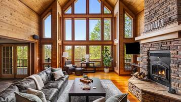 Smart TV, fireplace, table tennis, stereo