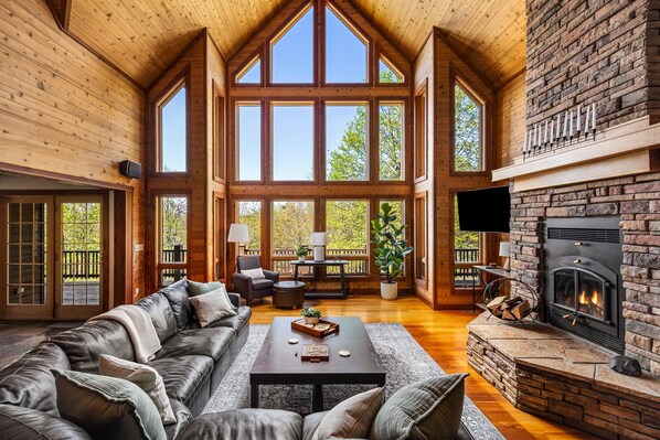 Smart TV, chimenea, mesa de ping pong, estéreo