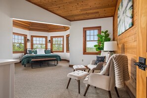 7 Schlafzimmer, Schreibtisch, Bügeleisen/Bügelbrett, Reisekinderbett