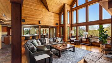 TV connectée, cheminée, table de tennis de table, chaßne hi-fi