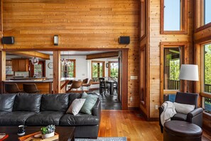 Smart TV, chimenea, mesa de ping pong, estéreo