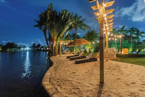 Villa Paraiso | Lakefront | Terrace | Paddle Board