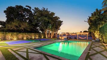 Een buitenzwembad en een verwarmd zwembad