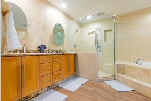 Bañera, secador de pelo, toallas y jabón
