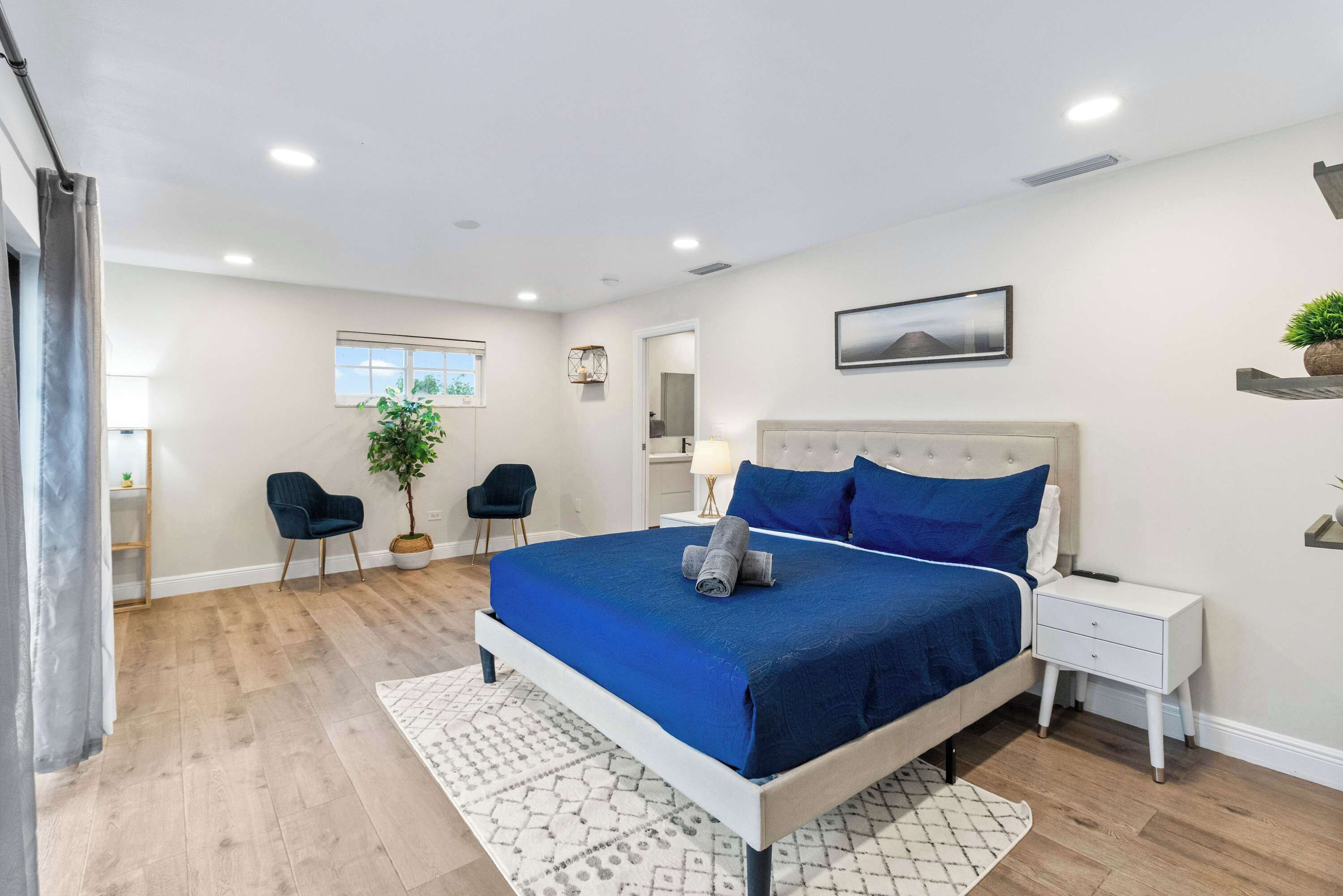 6 habitaciones, tabla de planchar con plancha y cuna de viaje 