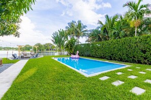 Una piscina al aire libre, una piscina climatizada