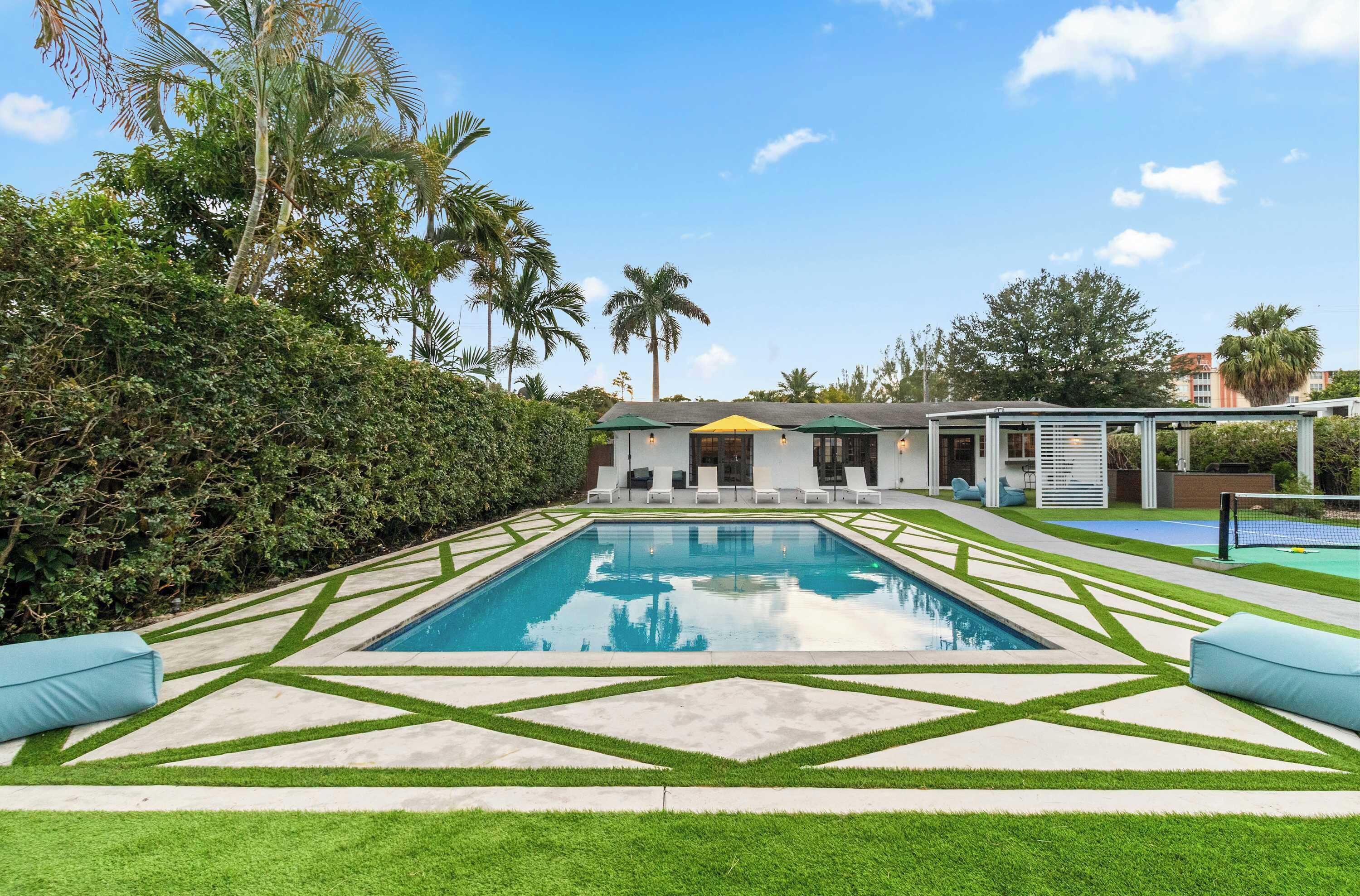 Alberca al aire libre y alberca climatizada