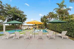 Una piscina al aire libre, una piscina climatizada