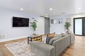 Una Smart TV, una oficina