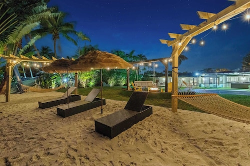 Lakefront Villa | Tropical Backyard w/a Terrace+Paddle Board+Pool