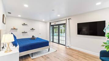 6 bedrooms, desk, iron/ironing board, travel cot