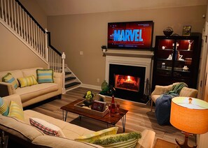 Smart TV, caminetto, videogiochi, tavolo da calcetto