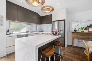 Kjøleskap, mikrobølgeovn, ovn og kokeplater