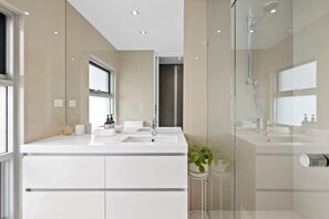 Douche, sèche-cheveux, serviettes fournies, shampoing