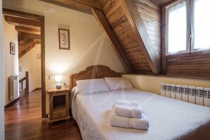 4 dormitoris, escriptori i planxa i posts de planxar