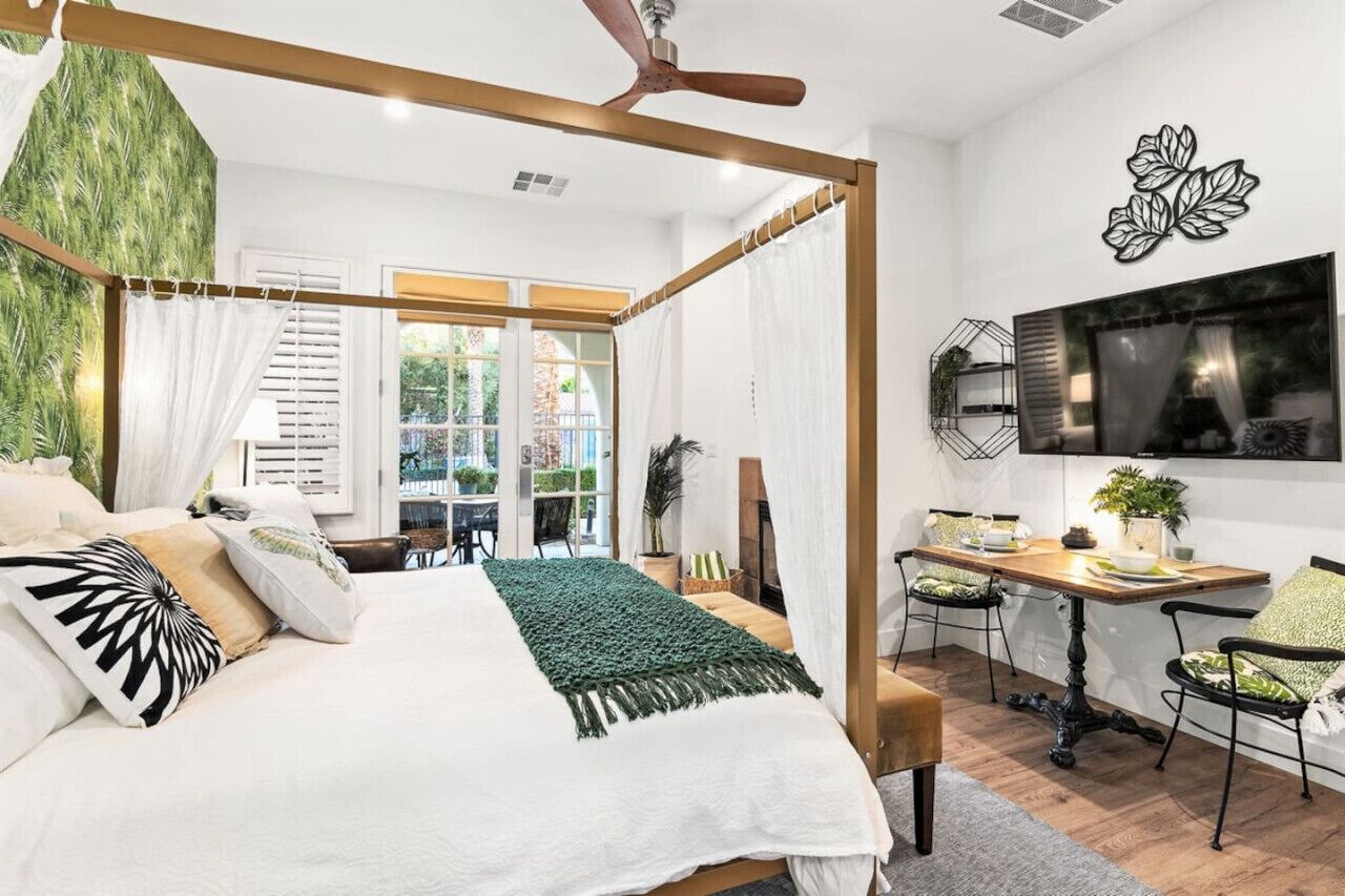 1 室のベッドルーム、デスク、アイロン / アイロン台、旅行用ベビーベッド