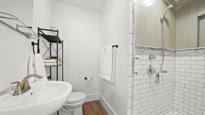 Bañera con ducha, secador de pelo, toallas, jabón