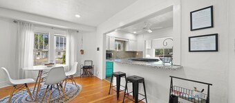 3 Blocks to Main St / Kids Lounge & TV / Sleeps 6 / W&D / Workspace / Priv Yard