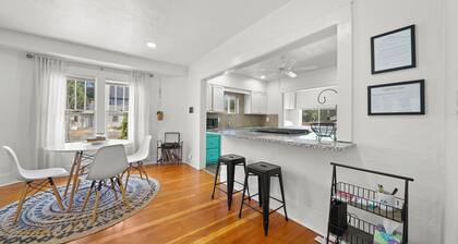 3 Blocks to Main St / Kids Lounge & TV / Sleeps 6 / W&D / Workspace / Priv Yard