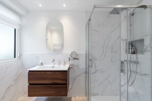 Baignoire, sèche-cheveux, serviettes fournies