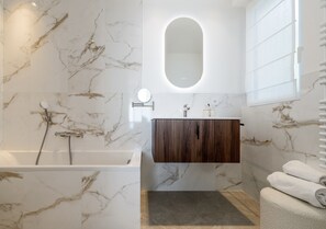 Badewanne, Haartrockner, Handtücher