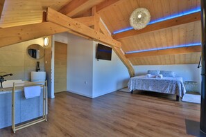 5 habitaciones, cuna de viaje, wifi gratis y ropa de cama