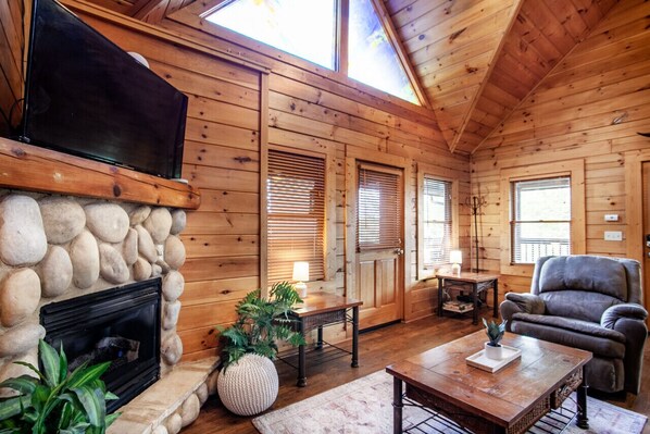 Smart TV, fireplace - Stairway to Heaven - Hot Tub, Pool, Prime Location! (Pigeon Forge)