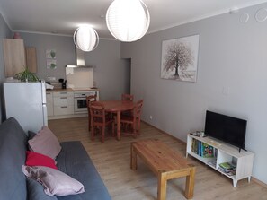 Smart TV, books, offices - Comfortable, fully renovated village house in the Ardèche gorges (Saint-Just-d'Ardèche)