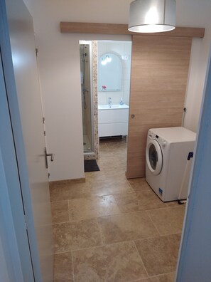 Shower, toilet paper - Comfortable, fully renovated village house in the Ardèche gorges (Saint-Just-d'Ardèche)