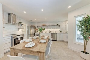 Fridge, microwave, dishwasher, coffee/tea maker - North Shore Very Walkable to AMI fun & close to the Beach, Stunning Pool (Anna Maria)