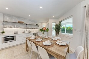 Dining - North Shore Very Walkable to AMI fun & close to the Beach, Stunning Pool (Anna Maria)