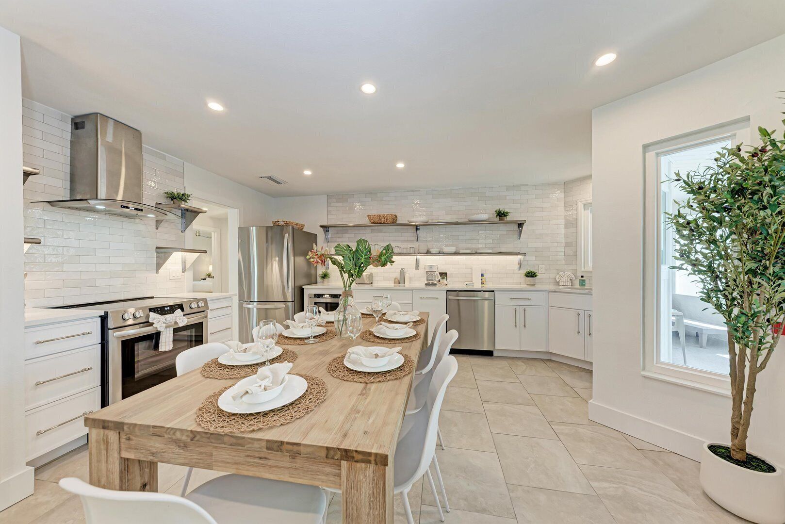 Refrigerador, microondas, lavavajillas y cafetera y tetera 