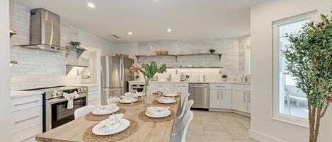 Refrigerador, microondas, lavavajillas y cafetera y tetera