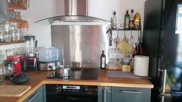 Een oven, een kookplaat, een vaatwasser