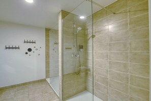 Regadera, secadora de cabello, shampoo, papel de baño 