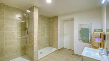 Douche, sèche-cheveux, shampoing, papier toilette